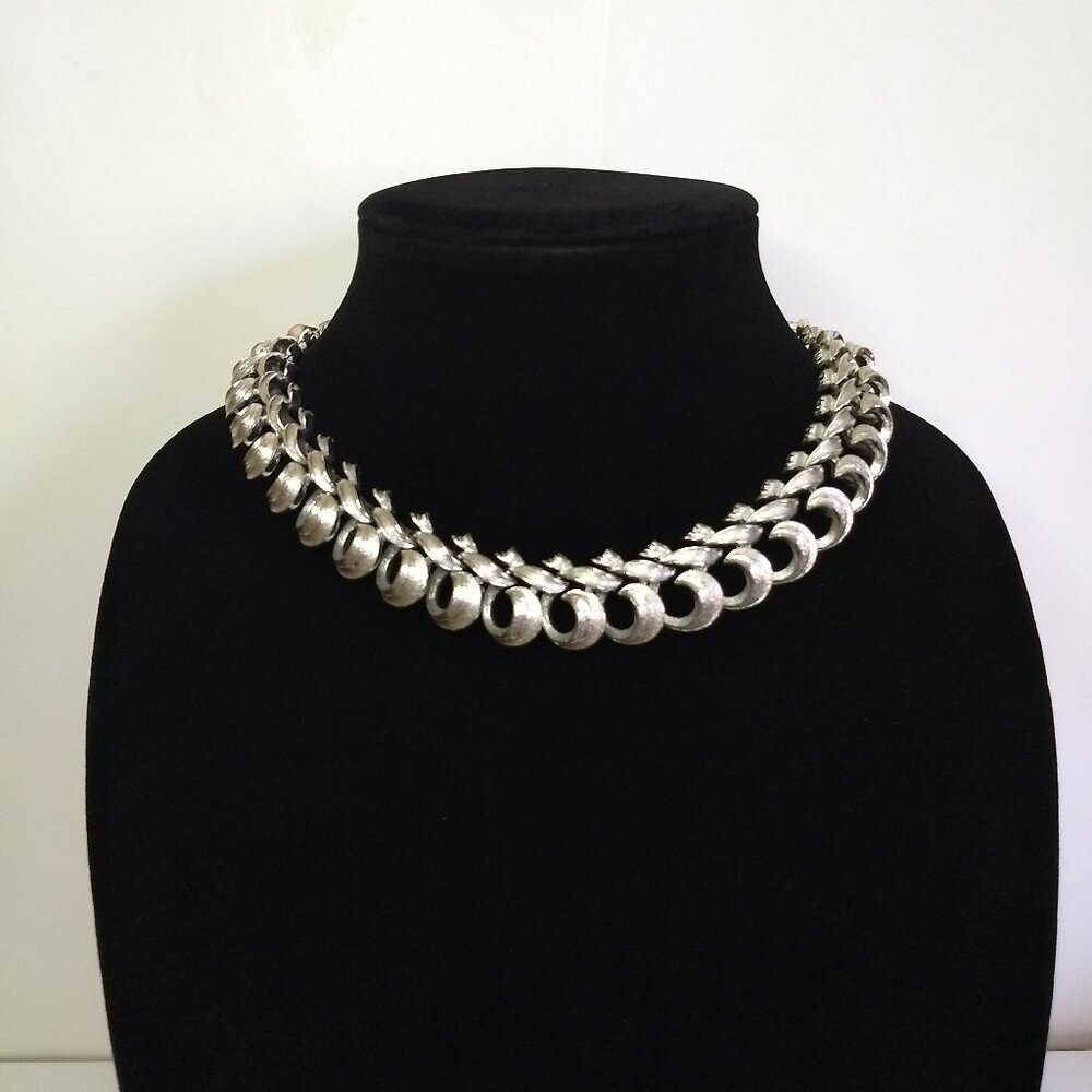 Lisner Silver Tone Swirl Jointed Collar Necklace  Classic Old Money Quiet Luxury
